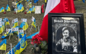 Richard Schermann minnes ved en militærgravlund i Ukraina. Ukjent fotograf. Bilde er beskåret.